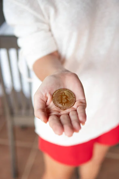 Nahaufnahme Einer Weiblichen Hand Die Gold Bitcoin Zeigt — Stockfoto