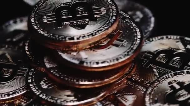 Крупный План Криптовалюты Bitcoin Spinning Coins — стоковое видео