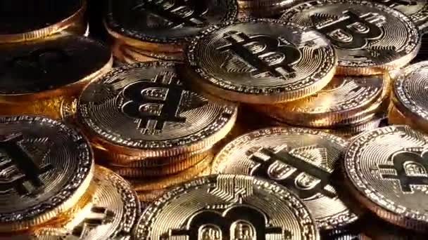 Крупный План Криптовалюты Bitcoin Spinning Coins — стоковое видео
