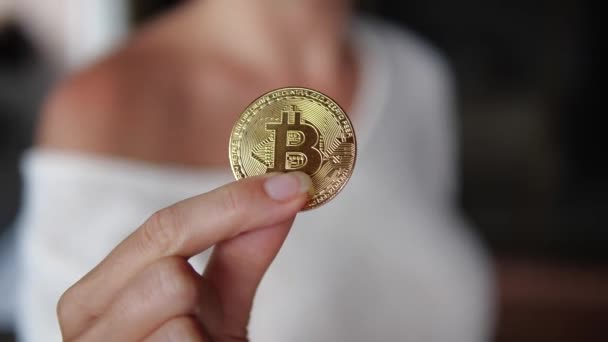 Closeup Ženské Ruky Ukazující Zlaté Bitcoin — Stock video