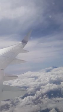 İlk kişi görünümü bulutların üzerinde - uçan uçak'ın kanadı üzerinde dikey görünüm video arıyorsunuz-yolcu