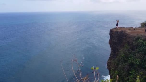 Meisje Staand Het Rotsmassief Met Verbazingwekkende Oceaan Bewolkte Hemel Uitzicht — Stockvideo