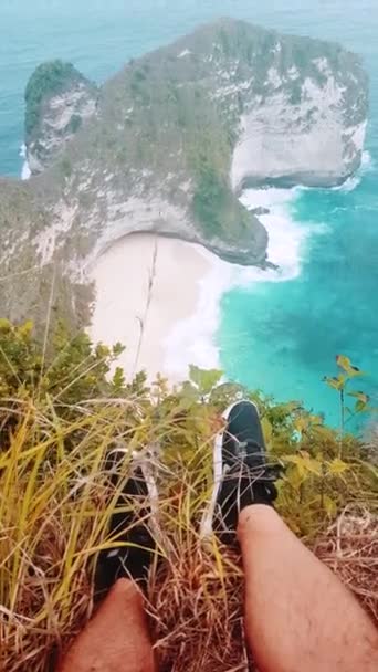Zapatos Masculinos Sobre Hermosa Playa Kelingking Nusa Penida Bali Indonesia — Vídeos de Stock