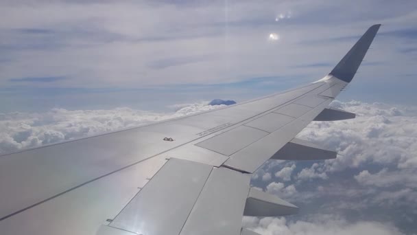 雲の上に飛んでいる飛行機の翼を旅客の最初の人ビュー — ストック動画