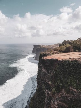Bali güzel Uluwatu kayalıklardan okyanus ve bulutlu gökyüzü arka plan, Endonezya