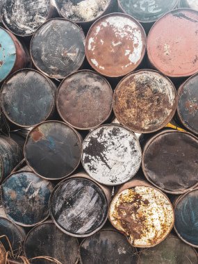 Closeup eski yakıt veya petrol ürünleri renkli varil paslı