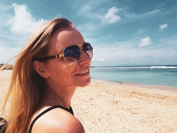 Närbild Porträtt Lycklig Kvinna Turist Sandstranden Över Blå Havet Och — Stockfoto