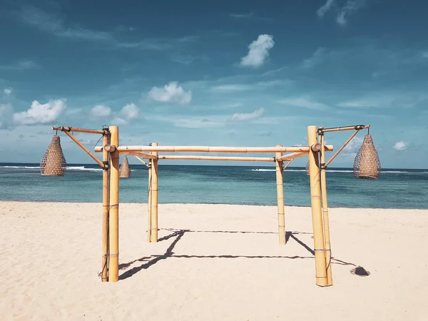 Tom Bröllop Arch Sandstranden Över Blå Havet Och Sommaren Himmel — Stockfoto