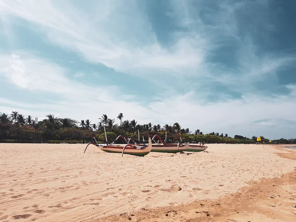 Tradycyjne Łodzie Wędkarskie Piaszczystej Plaży Bali Słoneczny Letni Dzień Indonezja — Zdjęcie stockowe