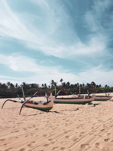 Tradycyjne Łodzie Wędkarskie Piaszczystej Plaży Bali Słoneczny Letni Dzień Indonezja — Zdjęcie stockowe