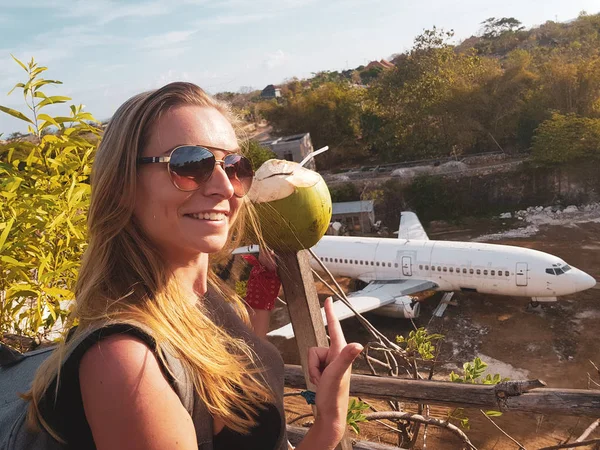 Kvinnan Ler Medan Poserar Över Övergivna Flygplan Gamla Kraschade Flygplan — Stockfoto