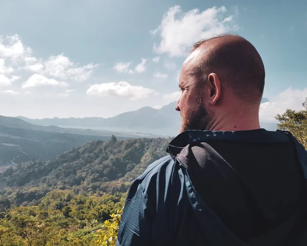 人的后景色欣赏苏黑巴托尔湖和贡山的美丽的景色在巴厘岛 印度尼西亚 — 图库照片