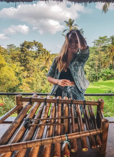 Mulher Feliz Turista Com Percussão Bambu Tradicional Intrument Bali Indonésia — Fotografia de Stock