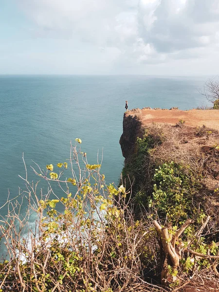 驚くべき海と曇り空の景色と崖の上に立っている女の子の観光 — ストック写真