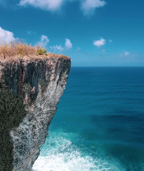 インドネシア バリ島の海と空の背景の上の美しい崖 — ストック写真