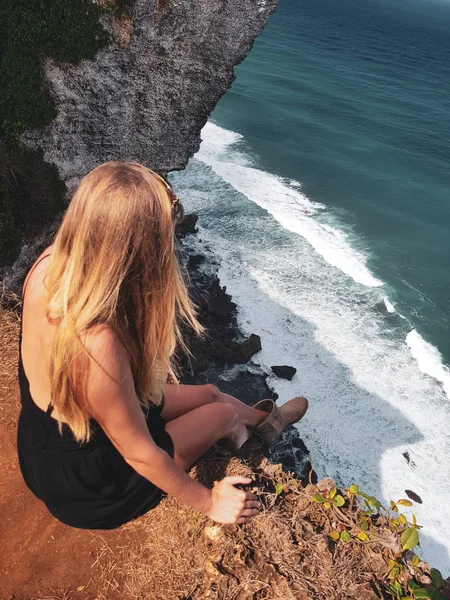 Cliff Üzerinde Oturan Sarışın Kadın Turist Görünümünü Iyi Güzel Okyanus — Stok fotoğraf
