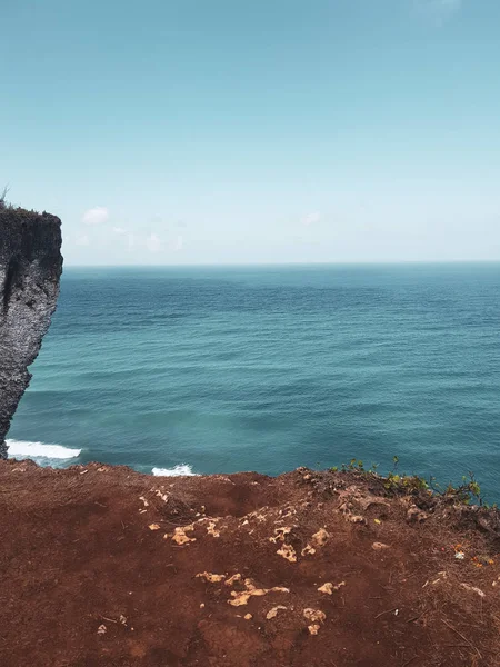 Cliff Över Blå Havet Och Sommaren Himmel Bakgrund — Stockfoto