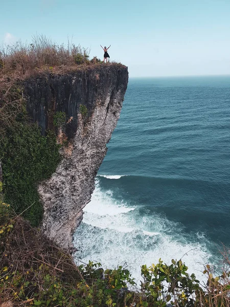 Κορίτσι Στέκεται Υψωμένα Χέρια Πάνω Στο Βράχο Καταπληκτική Ωκεανό Και — Φωτογραφία Αρχείου