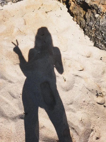 Schaduw Van Vrouw Het Zandstrand Met Het Teken Van Vrede — Stockfoto