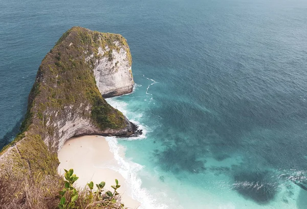 Güzel Kelingking Beach ve kayalıklarla Nusa Penida, Bali, Endonezya