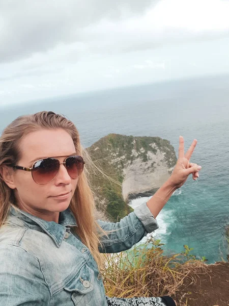 Menina Bonita Viajante Kelingking Beach Nusa Penida Bali Indonésia — Fotografia de Stock