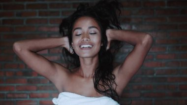 Onun dairesinde beyaz havlu rahatlatıcı duş kapalı sonra mutlu güzel bayan. Kapalı modeli kız moda portresi