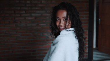 Onun dairesinde beyaz havlu rahatlatıcı duş kapalı sonra güzel bayan. Kapalı modeli kız moda portresi