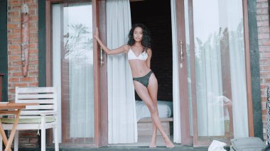 Güzel seksi Bayan iç çamaşırı poz içinde. Güzellik kadın portre ayakta onu Daire Teras güneşli sabah