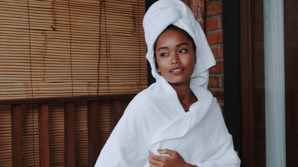 Güzel Bayan beyaz havlu terasta dinlendirici duş sonra kaplı. Moda modeli kız portresi