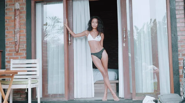Güzel seksi Bayan iç çamaşırı poz içinde. Güzellik kadın portre ayakta onu Daire Teras güneşli sabah