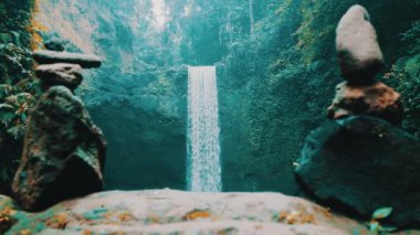 Zen kuleleri güzel şelale arka plan ile taş