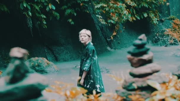 滝の近くの熱帯雨林のジャングルに身を包んだ美しいファッションの女の子 スタイリッシュなヒップスター女性の屋外の肖像画 — ストック動画