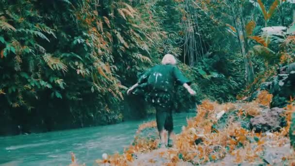 Şelalenin Yanındaki Tropikal Yağmur Ormanlarında Poz Veren Güzel Moda Kızı — Stok video
