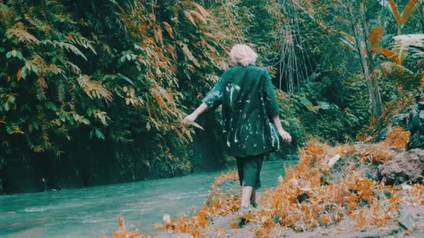 Bella Ragazza Moda Posa Nella Foresta Pluviale Tropicale Giungla Vicino — Video Stock