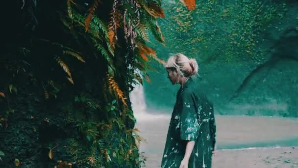 Bella Ragazza Moda Posa Nella Foresta Pluviale Tropicale Giungla Vicino — Video Stock