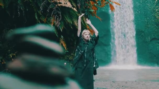 Mooi Modemeisje Poseren Tropisch Regenwoud Jungle Buurt Van Waterval Portret — Stockvideo