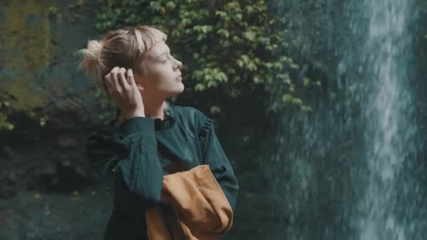 Belle Fille Mode Posant Dans Jungle Forêt Tropicale Près Cascade — Video