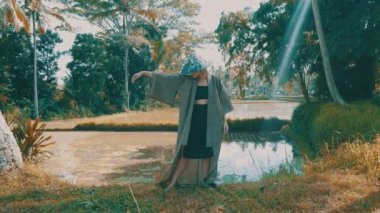 Kimono ve geleneksel Balinese hasır şapka tropikal pirinç poz kız güzel moda teras alanları. Şık hippi erkek açık portresi
