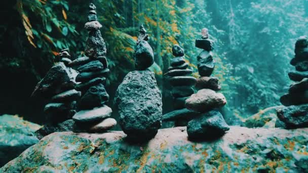 滝の近くの熱帯のジャングルの森の石禅バランス タワー — ストック動画