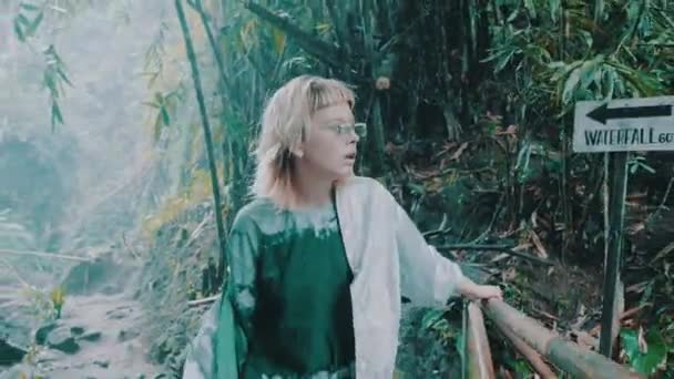 Mooi Modemeisje Poseren Tropisch Regenwoud Jungle Buurt Van Waterval Portret — Stockvideo
