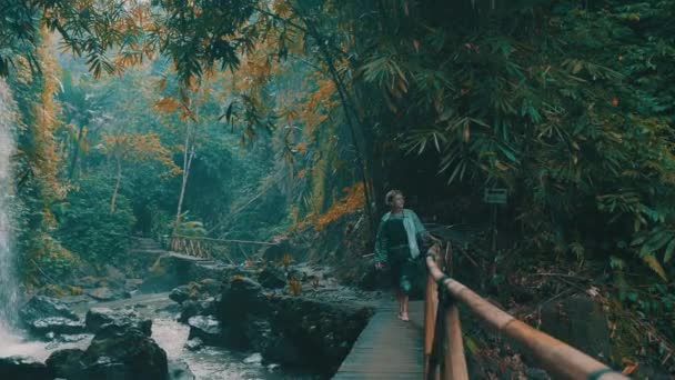 Menina Moda Bonita Posando Selva Tropical Floresta Tropical Perto Cachoeira — Vídeo de Stock