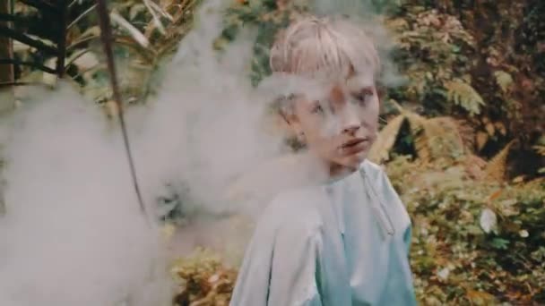 Krásné Módní Dívka Pózuje Cigaretou Kouře Funí Přes Džungli Tropického — Stock video