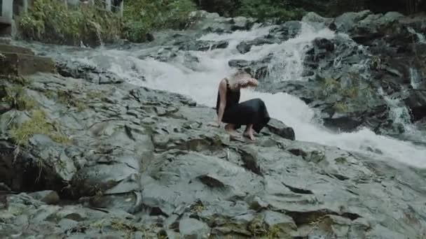 Belle Fille Mode Posant Dans Jungle Forêt Tropicale Près Cascade — Video