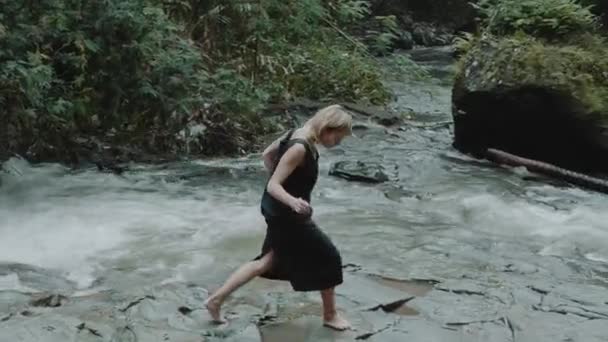 Belle Fille Mode Posant Dans Jungle Forêt Tropicale Près Cascade — Video