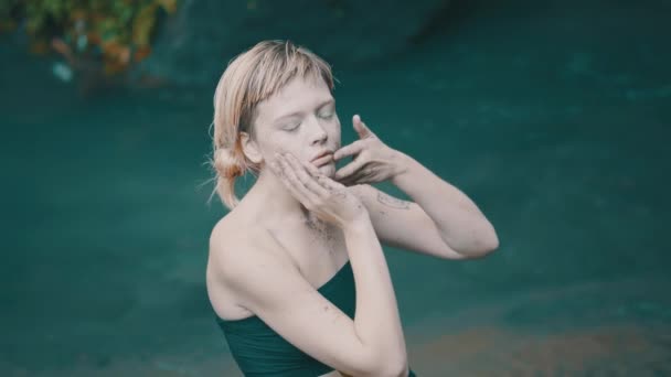 Krásné Módní Dívka Pózuje Tváře Těla Pokryté Blátem Tropickém Deštném — Stock video