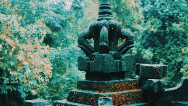 Escultura Del Templo Balinés Envejecida Con Hongos Blancos Musgo Selva — Vídeo de stock