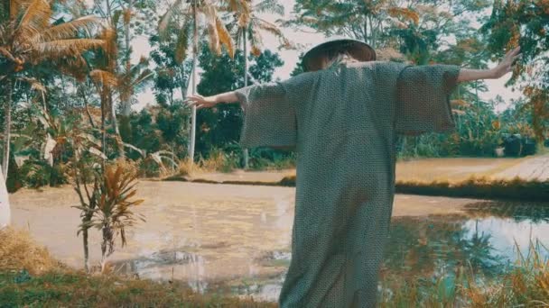 기모노와 전통적인 테라스 Hipster 야외의 초상화 — 비디오
