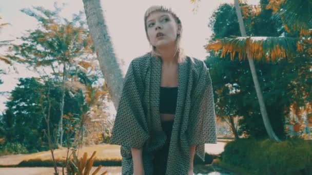 Vackra Mode Tjej Kimono Poserar Tropiska Ris Fält Terrasser Porträtt — Stockvideo
