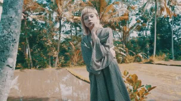 Mooie Mode Meisje Kimono Poseren Tropische Rijst Velden Terrassen Portret — Stockvideo