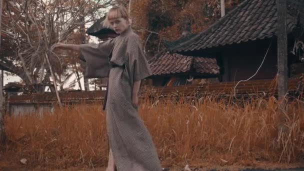Schönes Mode Mädchen Kimono Mit Rotem Handfächer Das Freien Der — Stockvideo